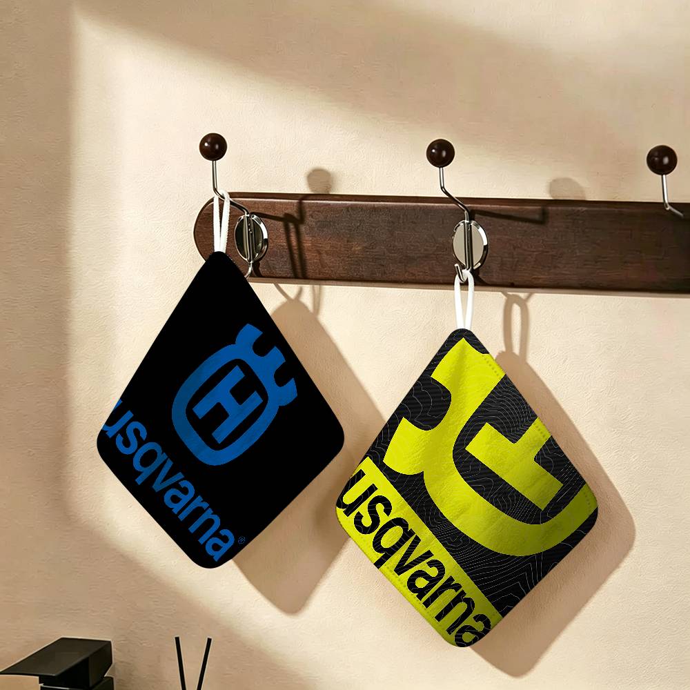 Commercial Printing Logo - ผ้าเช็ดมือโพลีเอสเตอร์ผสมฝ้ายพิมพ์โลโก้ H-Husqvarnas พร้อมห่วงแขวน น้ำหนักเบา เหมาะสำหรับใช้ในบ้านและเชิงพาณิชย์